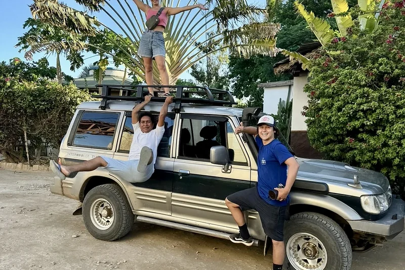 Des voyageurs et notre chauffeur s’amusent sur le Hyundai Galloper cinq portes