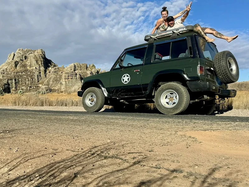 Deux voyageurs allongés sur le toit du Galloper trois portes près de l’Isalo