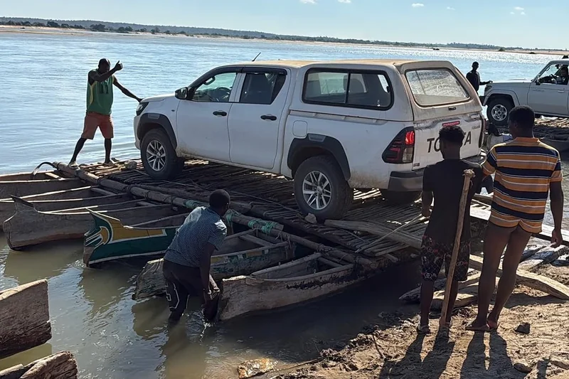 Le Toyota Hilux Revo est chargé sur un bac traditionnel fait de pirogues