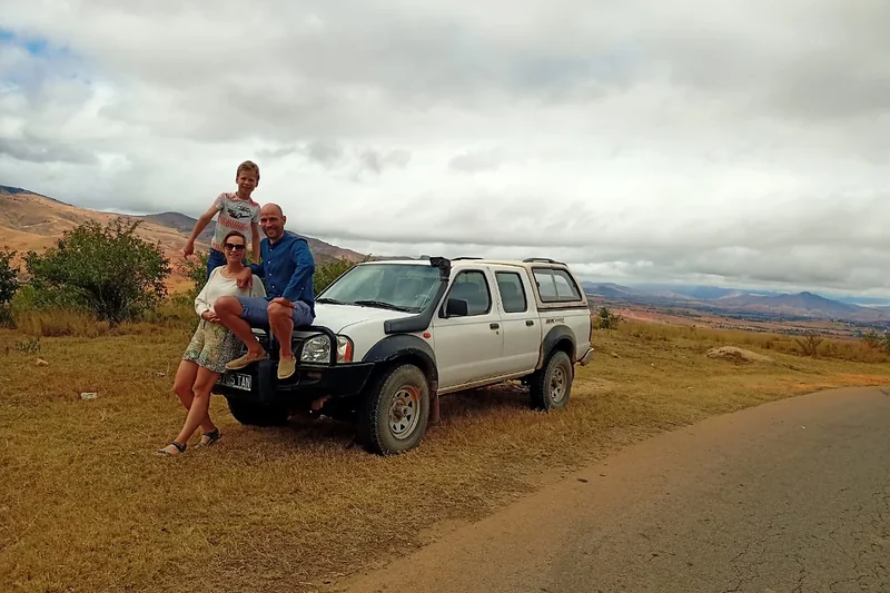 Une famille avec son Nissan NP300 double cabine sur une route des Hautes Terres
